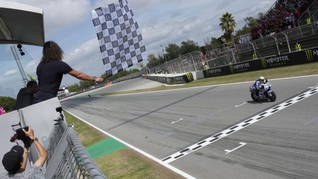 Álex Márquez cruza la meta como ganador en el GP de Cataluña.