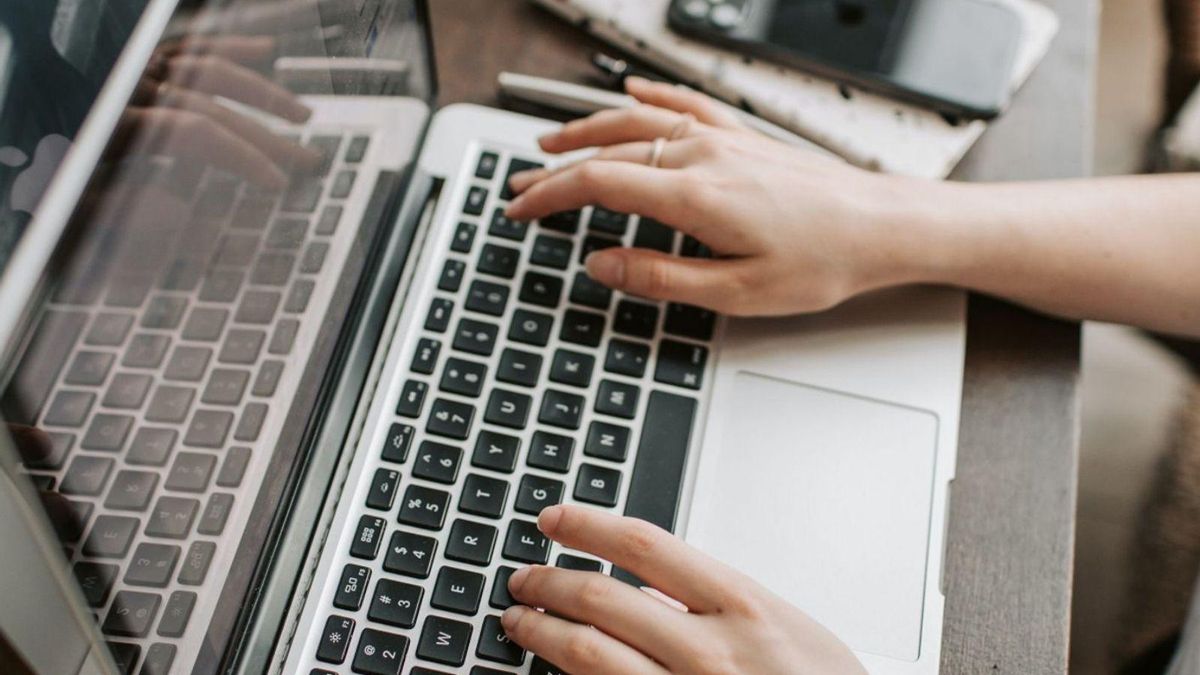 Una persona utiliza su ordenador.