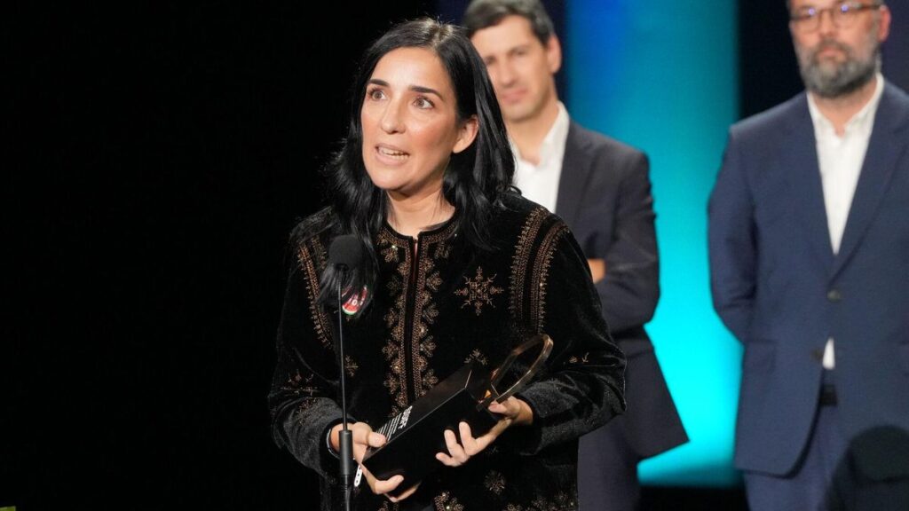 La directora Alauda Ruiz de Azúa recibe la Concha de Oro por la película 'Los Domingos', durante la gala de clausura del Festival de San Sebastián, en el Teatro Victoria Eugenia, a 27 de septiembre de 2025, en San Sebastián, Guipúzcoa, País Vasco (España). El festival ha celebrado su 73ª edición del 19 al 27 de septiembre de 2025, reforzando su protagonismo global con 254 títulos de 56 países y una destacada presencia del cine español. La participación femenina detrás de cámaras ha aumentado y el cine vasco cuenta con 38 producciones. El certamen ha incluído secciones oficiales, estrenos, foros y actividades para profesionales y público. 27 SEPTIEMBRE 2025;CINE;SAN SEBASTIÁN;FESTIVAL;CINEASTAS;ACTRIZ;DIRECTOR;PELÍCULA; Unanue / Europa Press 27/09/2025. ALAUDA RUIZ DE AZÚA;Unanue;