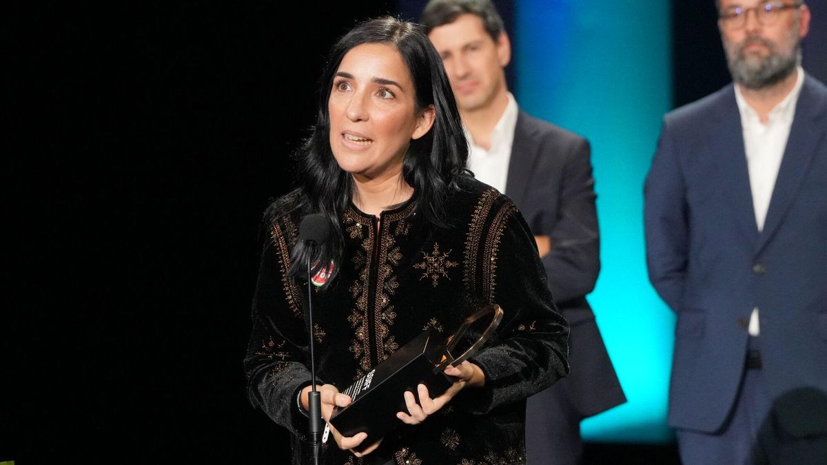 La directora Alauda Ruiz de Azúa recibe la Concha de Oro por la película 'Los Domingos', durante la gala de clausura del Festival de San Sebastián, en el Teatro Victoria Eugenia, a 27 de septiembre de 2025, en San Sebastián, Guipúzcoa, País Vasco (España). El festival ha celebrado su 73ª edición del 19 al 27 de septiembre de 2025, reforzando su protagonismo global con 254 títulos de 56 países y una destacada presencia del cine español. La participación femenina detrás de cámaras ha aumentado y el cine vasco cuenta con 38 producciones. El certamen ha incluído secciones oficiales, estrenos, foros y actividades para profesionales y público. 27 SEPTIEMBRE 2025;CINE;SAN SEBASTIÁN;FESTIVAL;CINEASTAS;ACTRIZ;DIRECTOR;PELÍCULA; Unanue / Europa Press 27/09/2025. ALAUDA RUIZ DE AZÚA;Unanue;