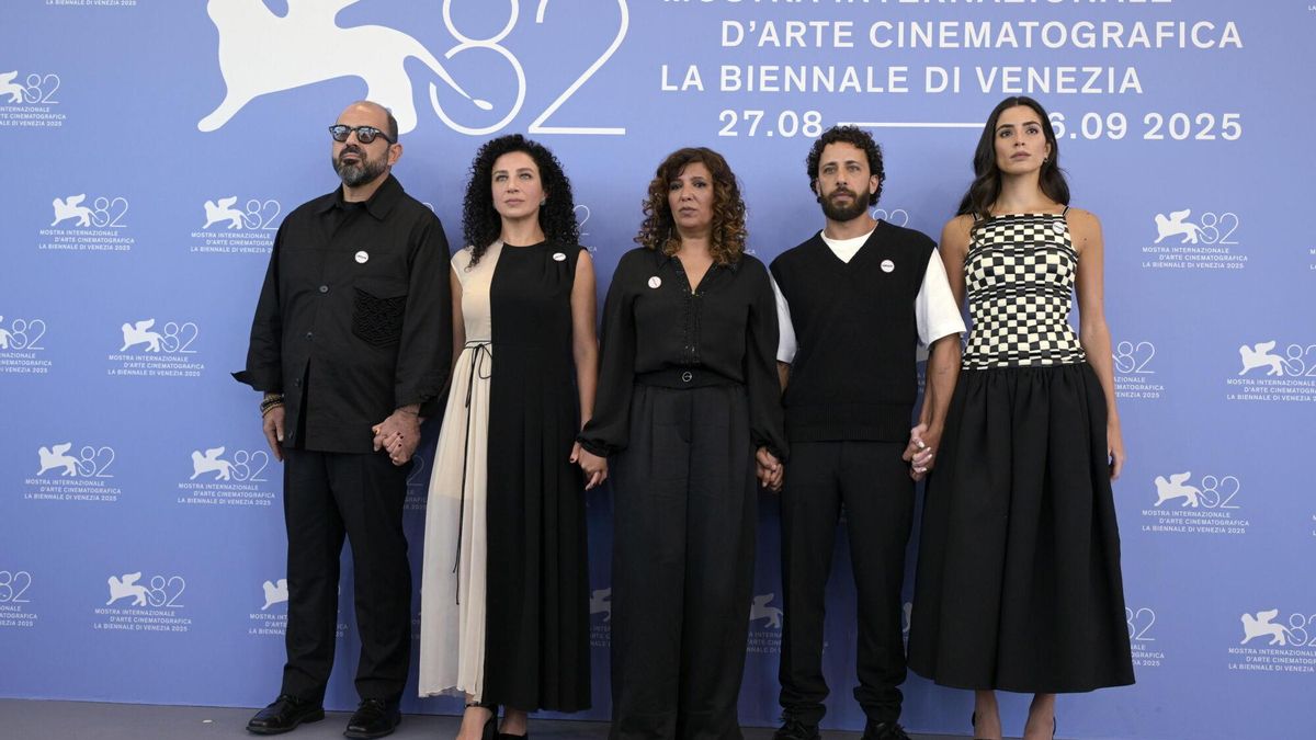 Amer Hlehel, Clara Khoury, Kaouther Ben Hania, Motaz Malhees y Saja Kilani posan durante el photocall de 'La voz de Hind' en la Mostra de Venecia, el 3 de septiembre.