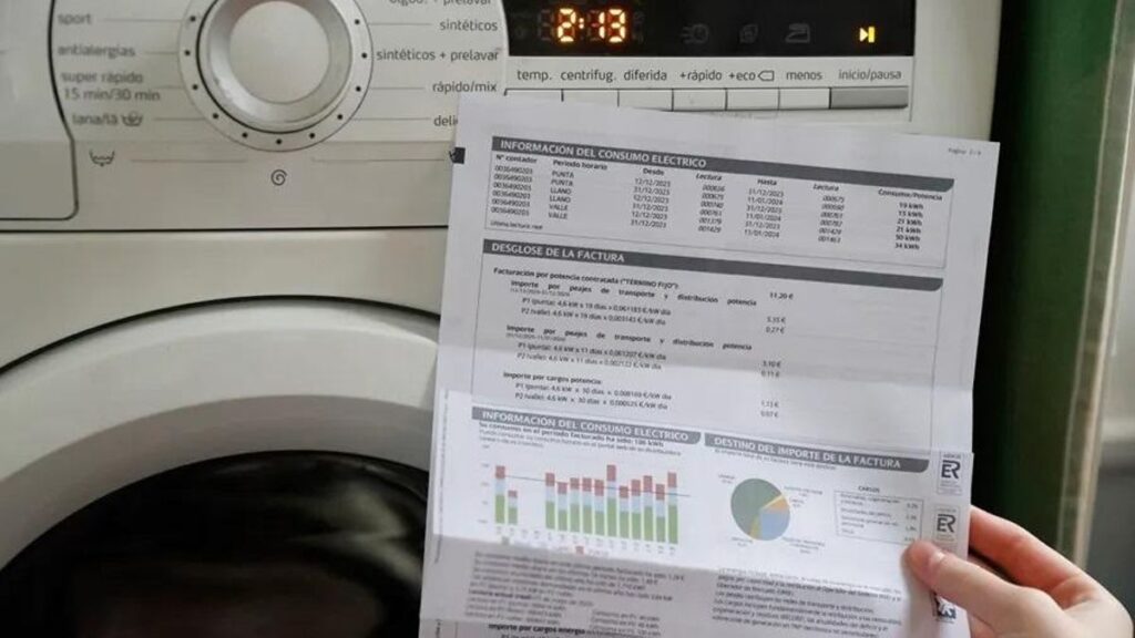 Un usuario consulta su factura de la luz.