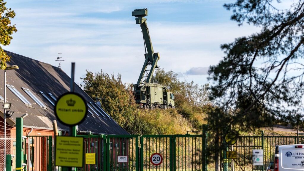 Un radar móvil desplegado en la costa de Oresund, en Dinamarca, este viernes.