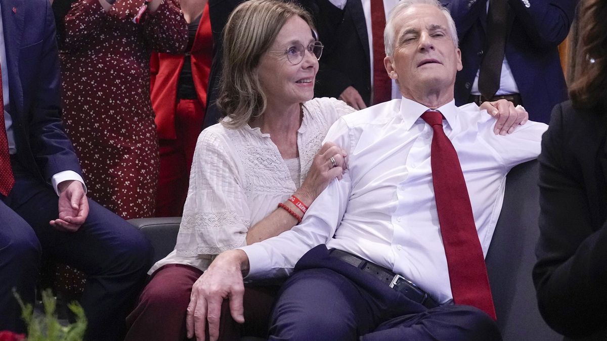 Jonas Gahr con su esposa y su equipo al conocer los resultados electorales.