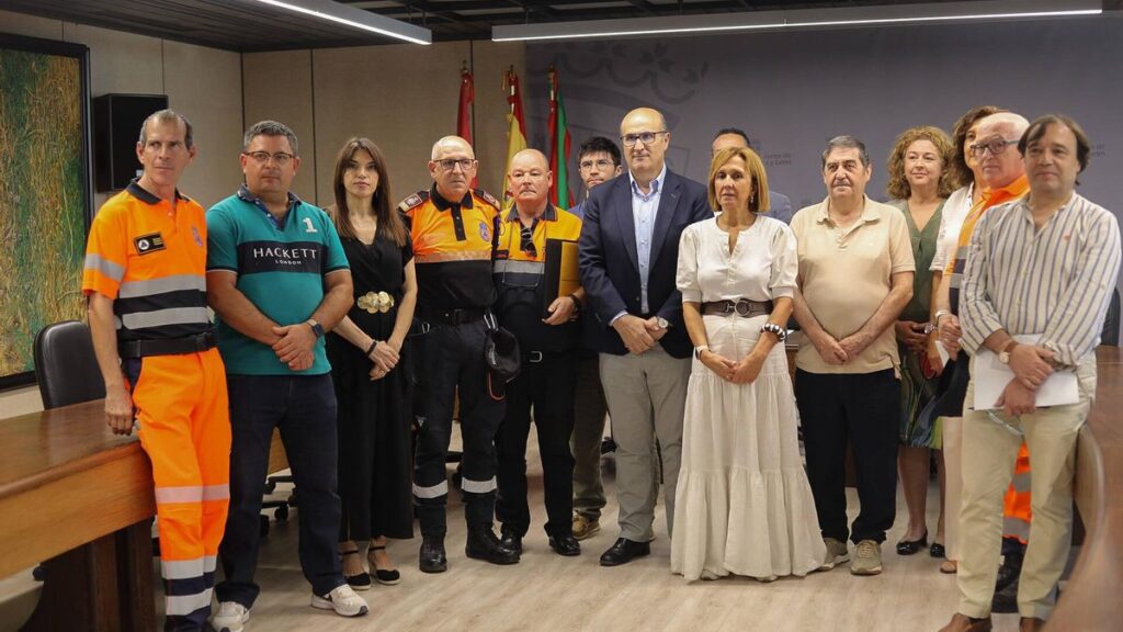El delegado territorial, Fernando Prada, con representantes de Cruz Roja Zamora, Protección Civil y sector del transporte en autobuses implicados en la colaboración durante los incendios.