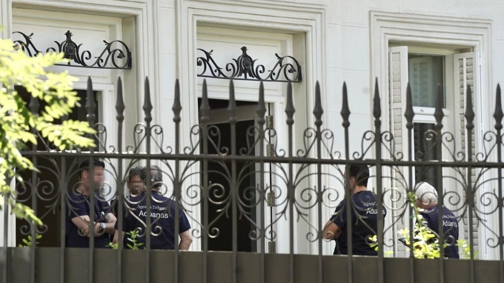 Agentes de Aduanas de la Agencia Tributaria en una operación de registro de una sede.