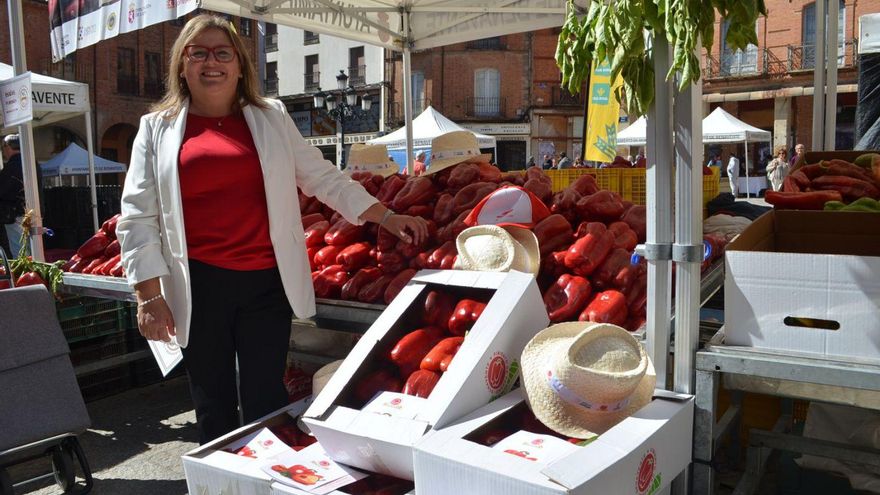Isabel Ruiz Mateo junto a pimiento morrón certificado.