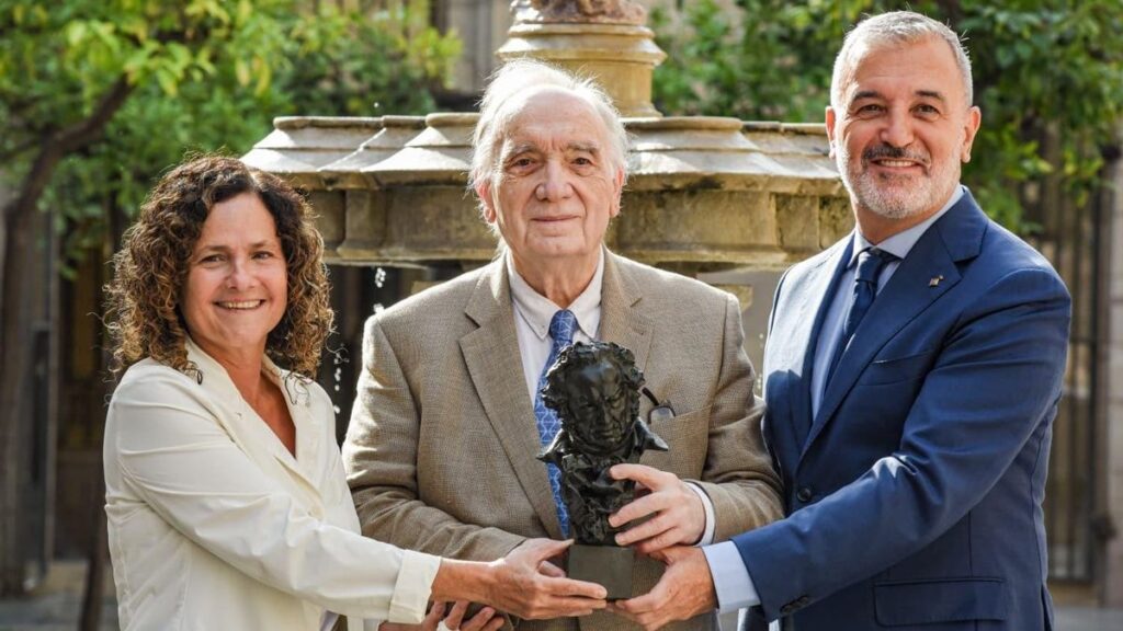 La consellera de Cultura de la Generalitat, Sònia Hernández, el presidente de la Academia del Cine, Fernando Méndez Leite, y el alcalde de Barcelona, Jaume Collboni, en la presentación de los Goya 2026.