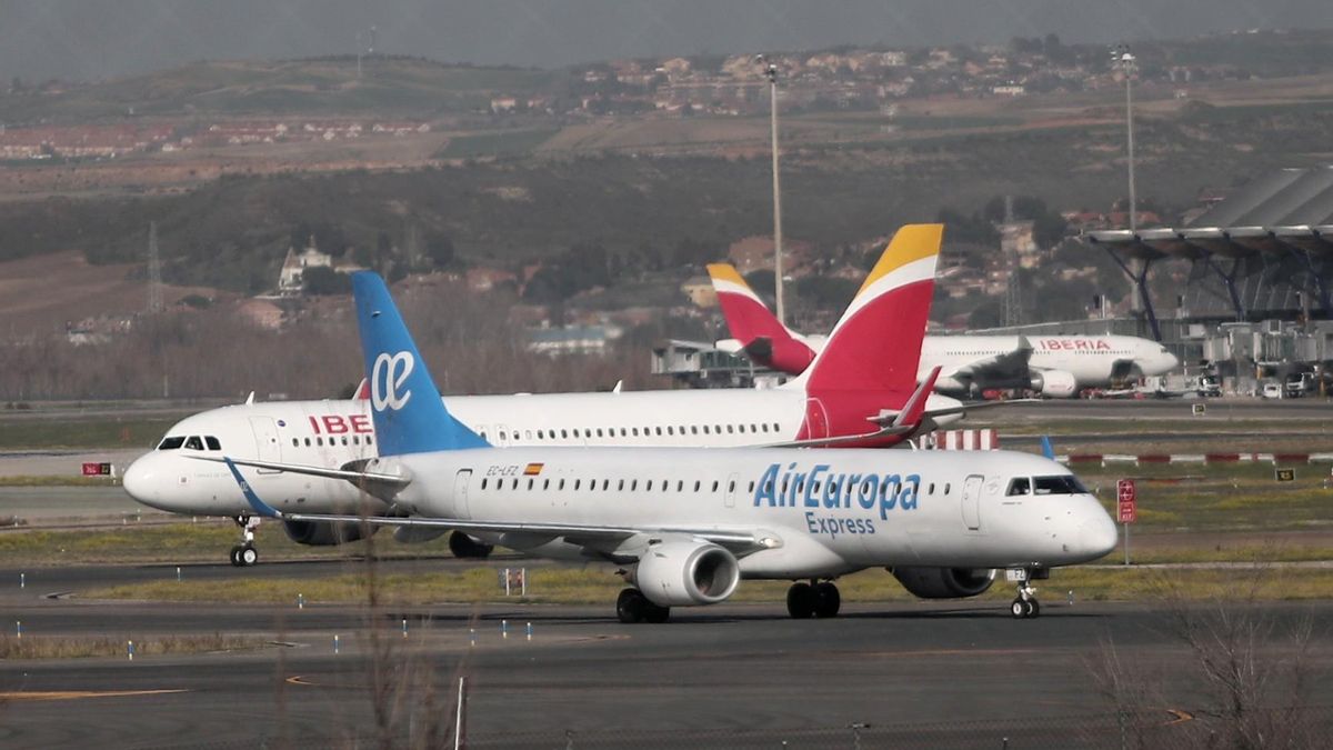 Archivo - Un avión de Iberia y otro de Air Europa.