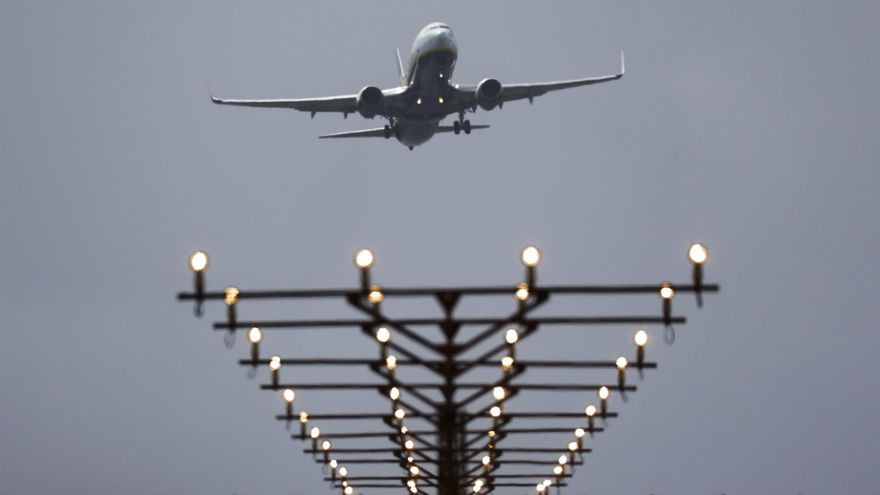 Las aerolíneas de bajo coste se lanzan a absorber el millón de asientos que deja Ryanair.