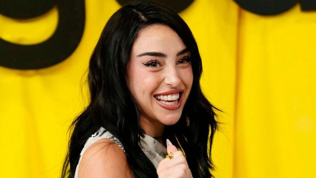 Nicki Nicole, feliz, en el desfile de Desigual en las Tres Xemeneies.