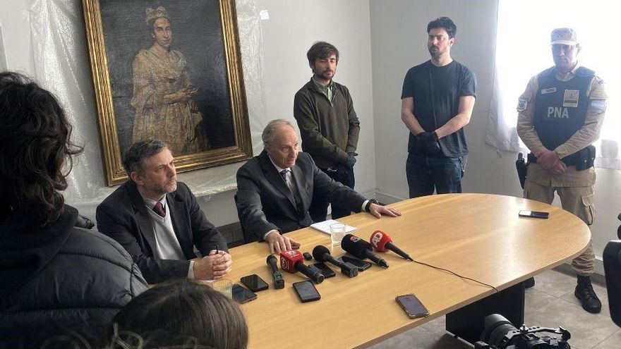 El titular de la Unidad Fiscal Mar del Plata, el fiscal general Daniel Adler, comparece junto a la obra 'Retrato de una dama'