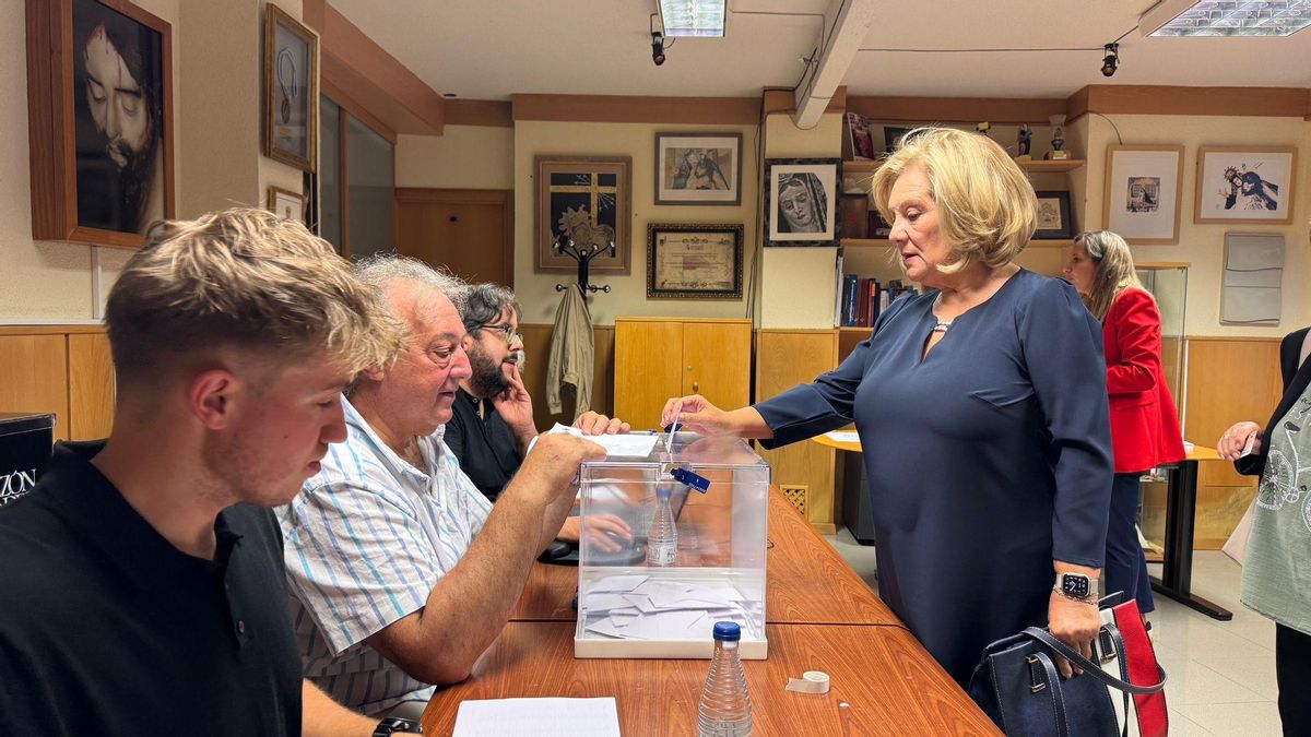 Isabel García Prieto vota en las elecciones de Nuestra Madre.