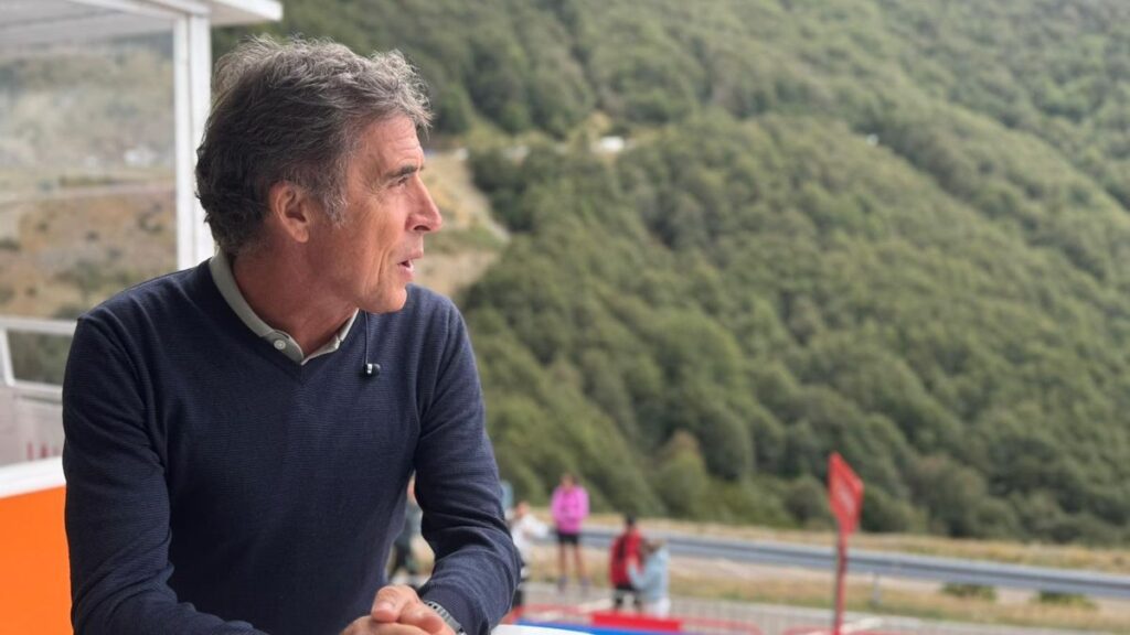Pedro Delgado, en el bus de TVE, en la Vuelta 2025.