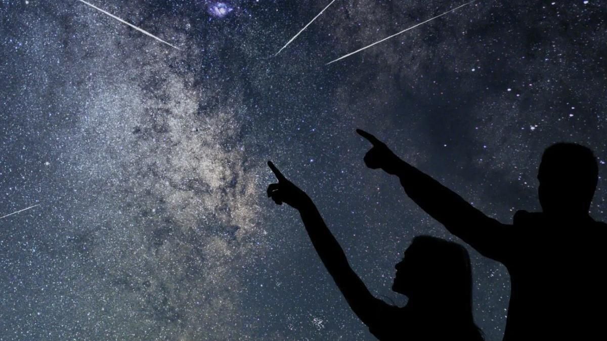 Dos personas observan una lluvia de estrellas
