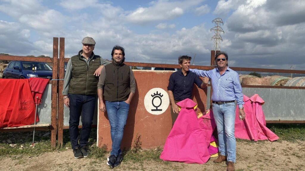 De izq. a dcha., Francisco D'Agostino, Javier Conde, Manuel Díaz 'el Cordobés', y Manolo Martín, durante un tentadero en Son Ferriol (Mallorca) en 2022.