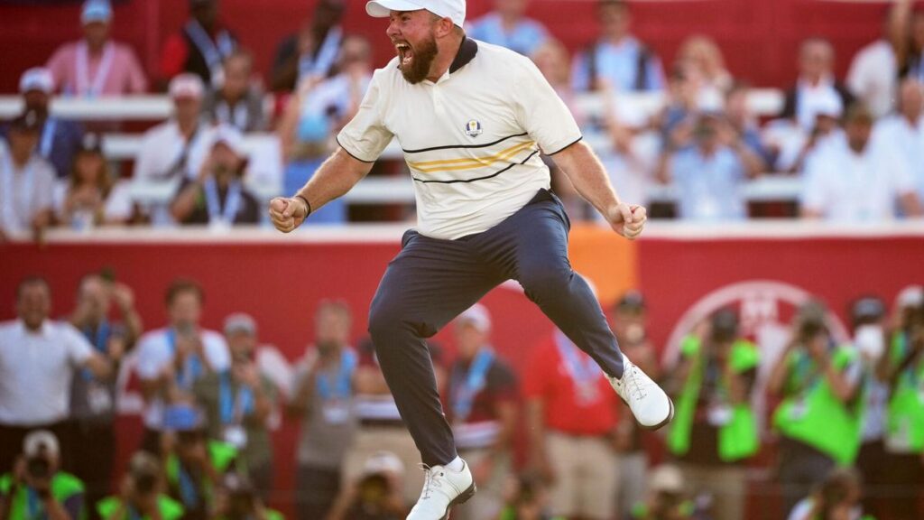 Shane Lowry celebra el medio punto que permitió a Europa retener la Ryder