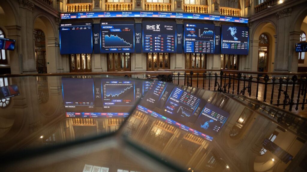 Archivo - Un panel del Ibex 35, en el Palacio de la Bolsa, en Madrid (España)