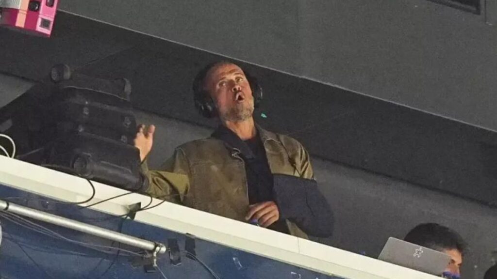 Luis Enrique dirige a su equipo desde la tribuna en un partido de la Ligue 1