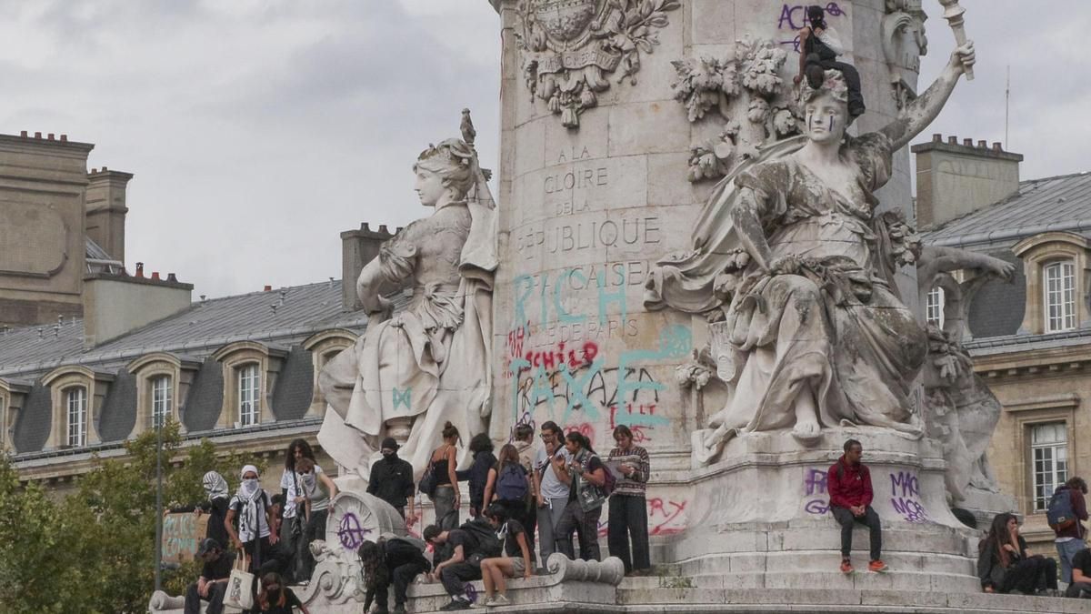 Jóvenes, en París, durante la jornada de protestas convocada en Francia bajo el lema 'Bloquons tout" (Bloqueemos todo), contra los recortes presupuestarios de Macron.