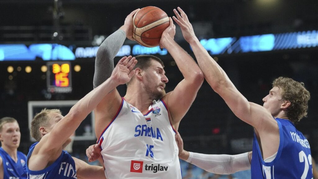 Nikola Jokic, ante Sasu Salin y Lauri Markkanen en una acción del Serbia-Finlandia del Eurobasket.