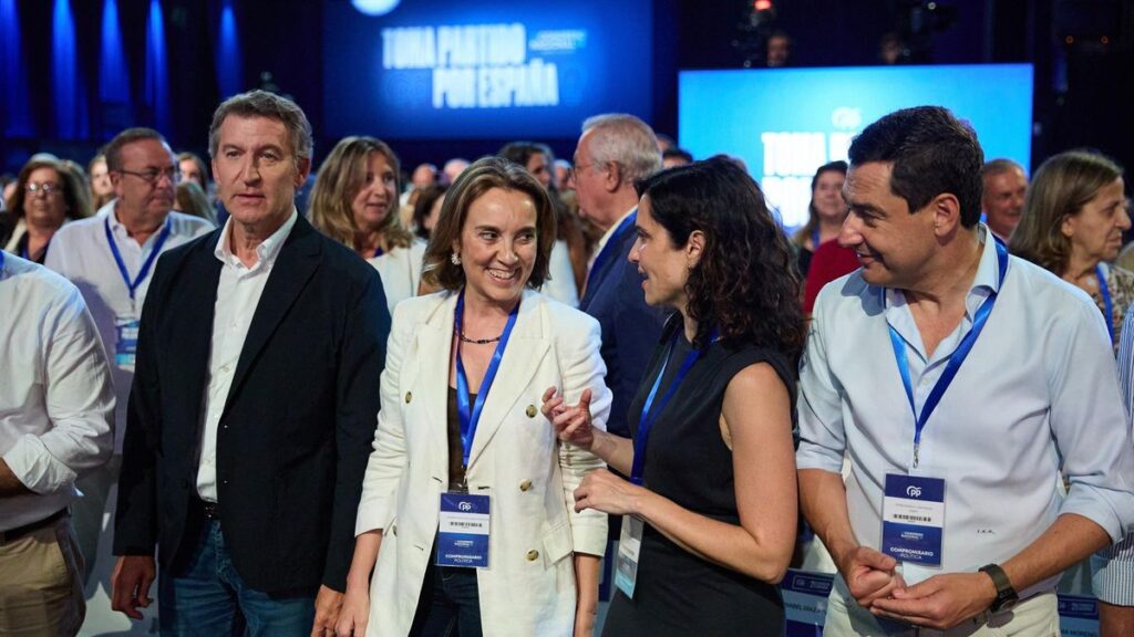 Archivo - El presidente del PP, Alberto Núñez Feijóo, junto a Cuca Gamarra, Isabel Díaz Ayuso y Juan Manuel Moreno