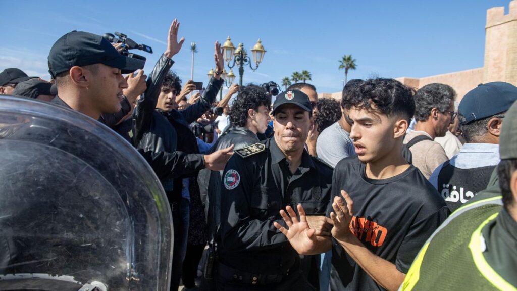 Los manifestantes se enfrentan a la policía, este domingo en las protestas de Rabat.