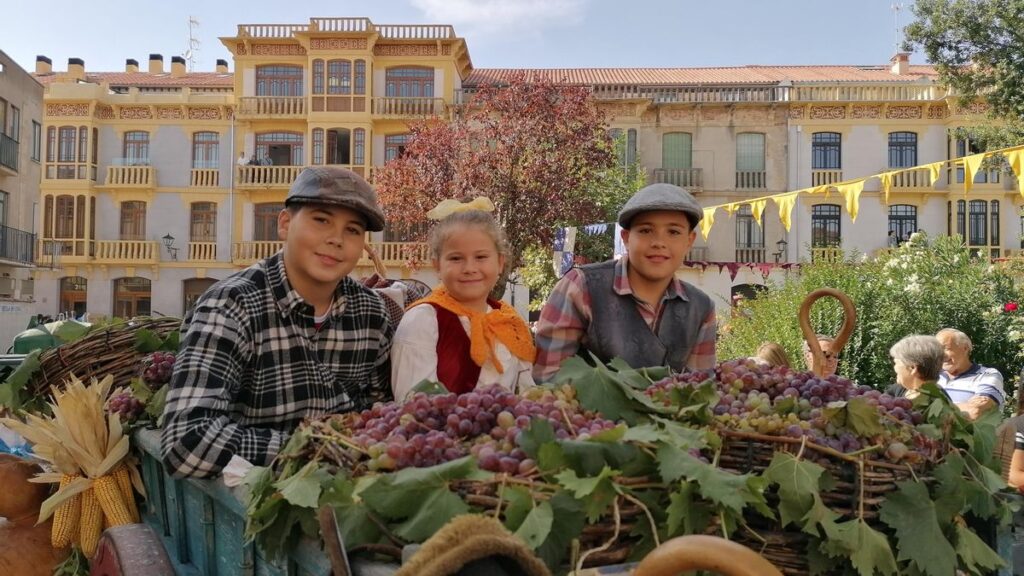 Una edición anterior del desfile de carros de la Fiesta de la Vendimia de Toro.