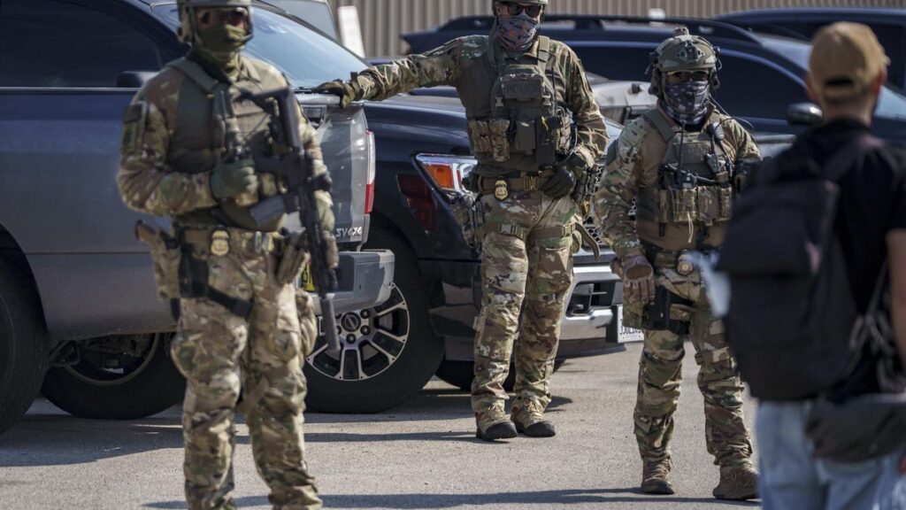 Agentes del Servicio de Inmigración y Control de Aduanas de Estados Unidos en Chicago