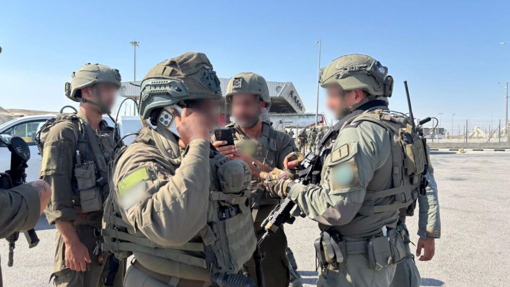 Personal militar israelí en el cruce fronterizo Allenby/Rey Hussein tras un ataque con arma de fuego que ha dejado dos muertos