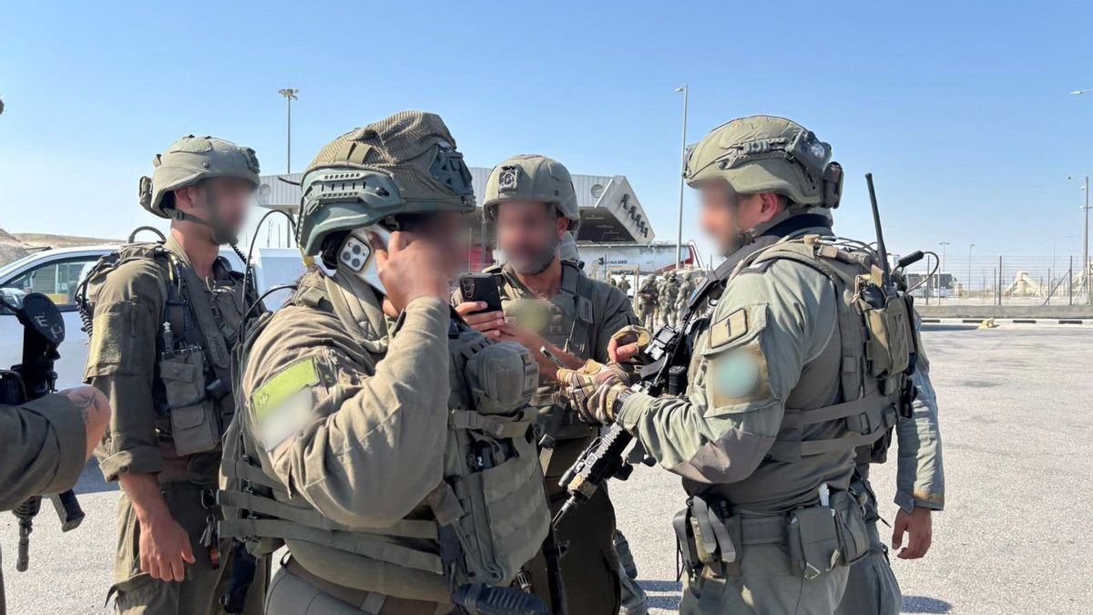 Personal militar israelí en el cruce fronterizo Allenby/Rey Hussein tras un ataque con arma de fuego que ha dejado dos muertos