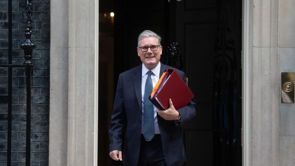 Archivo - El primer ministro de Reino Unido, Keir Starmer, sale de Downing Street