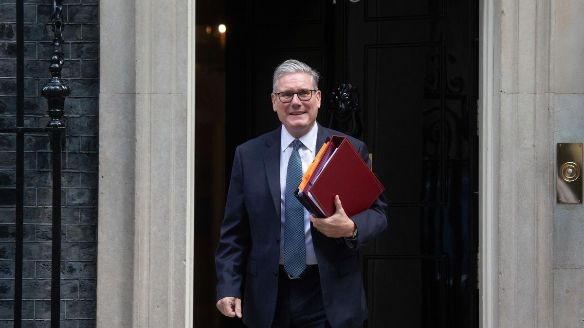 Archivo - El primer ministro de Reino Unido, Keir Starmer, sale de Downing Street