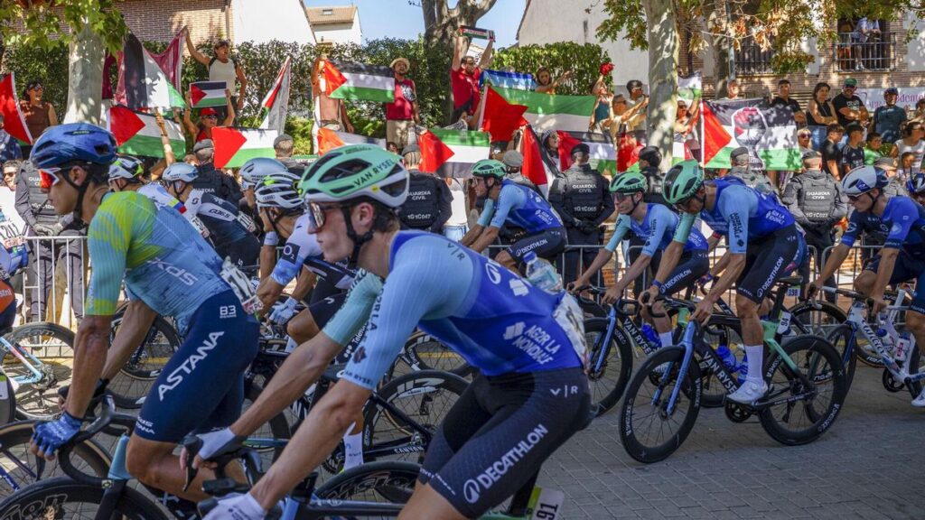 Multitud de manifestantes invaden zonas del recorrido de la Vuelta