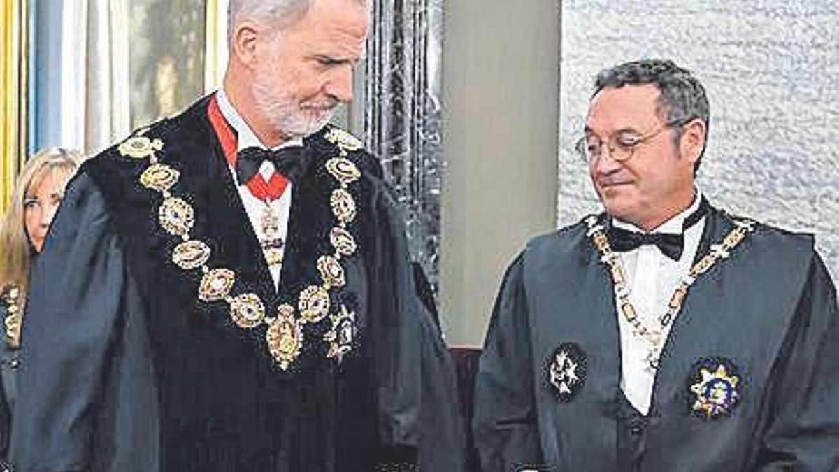 El rey junto al fiscal general, Álvaro García Ortiz.