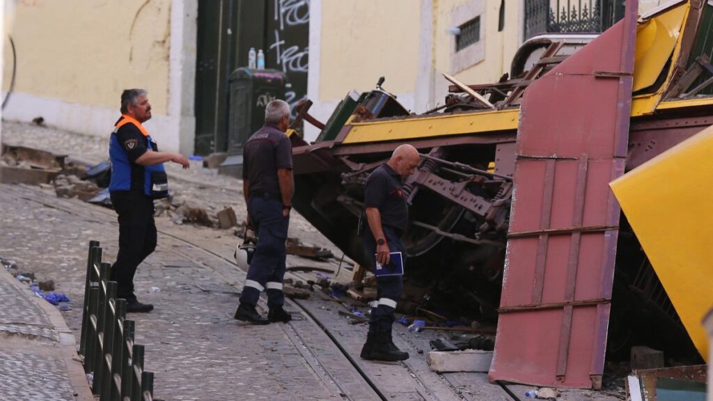 Restos del funicular de Gloria, en Lisboa, tras un accidente con 16 víctimas mortales