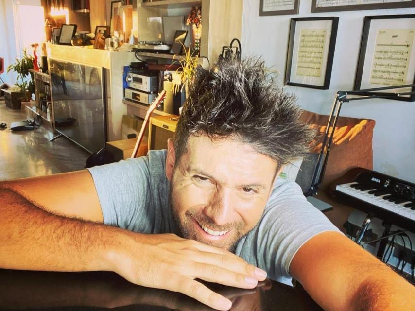 Pablo López dans l'étude de sa maison à Madrid.