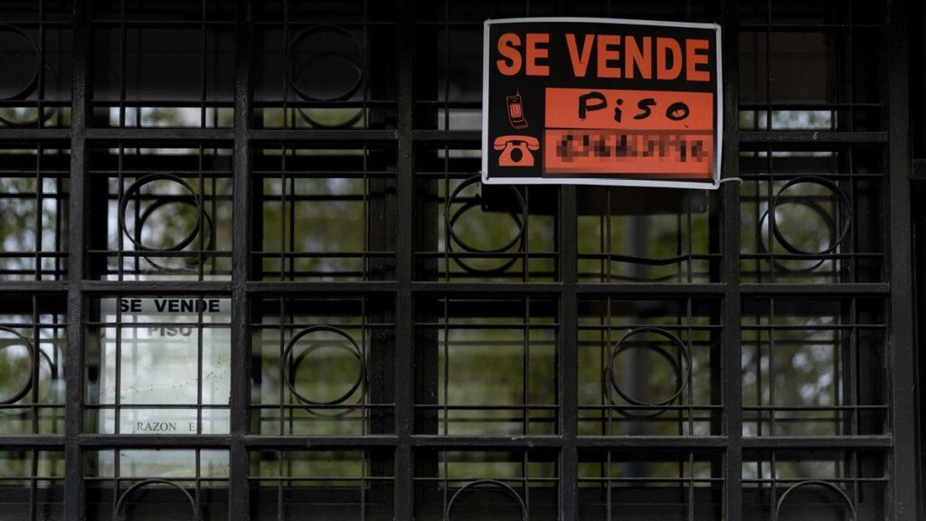 Vista de un cartel de 'Se vende' en un portal de Madrid.