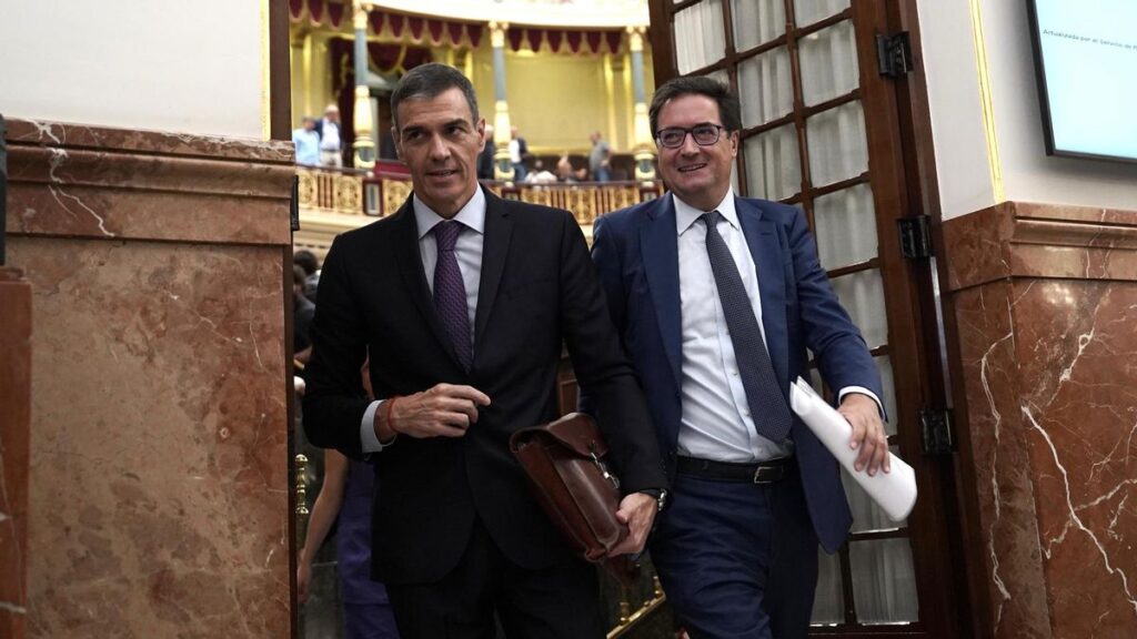 Pedro Sánchez junto a Oscar López en una imagen de archivo.