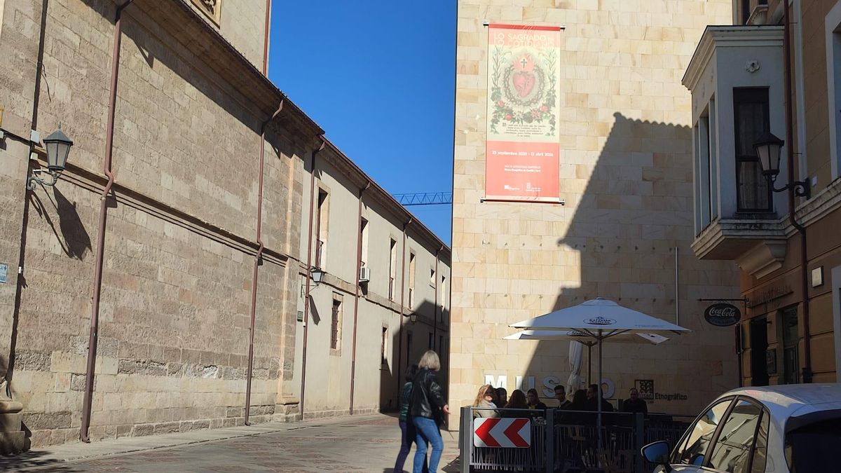 La fachada del Etnográfico con la lona informativa de la muestra.