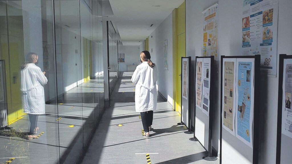 Una estudiante en la Escuela de Enfermería de Zamora en una fotografía de archivo.