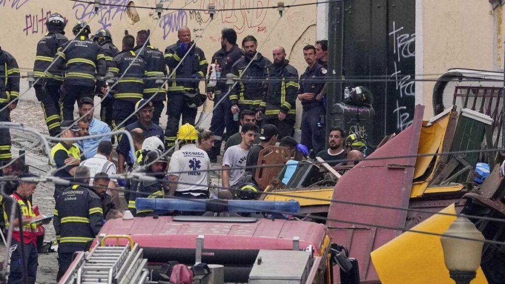 Al menos tres muertos y una veintena de heridos al descarrilar un funicular en Lisboa