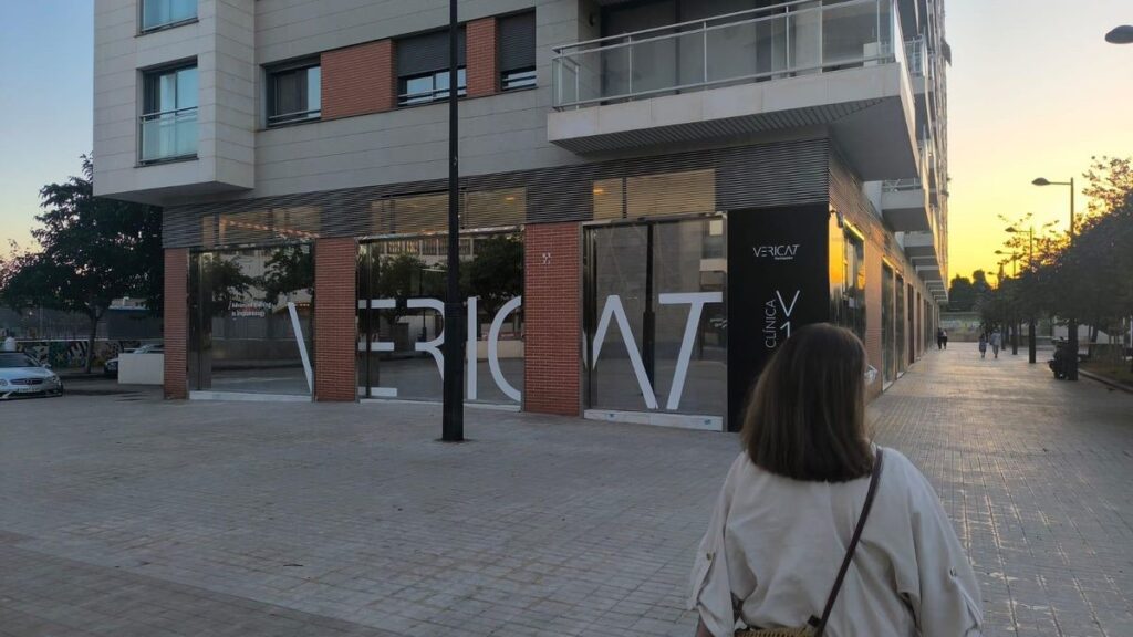 Maryam Fernández, esta mañana, accediendo a la clínica Vericat de Valencia, para ser intervenida.