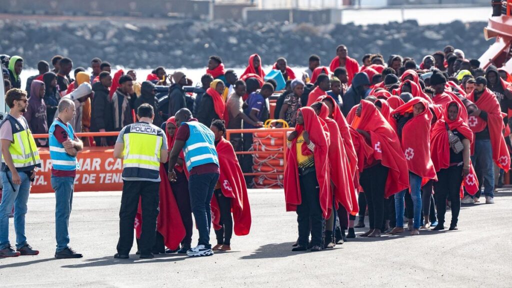 Archivo - Los servicios sanitarios atienden a migrantes llegados en cayuco a Puerto Naos, a 28 de diciembre de 2024, en Arrecife, Lanzarote, Canarias (España).