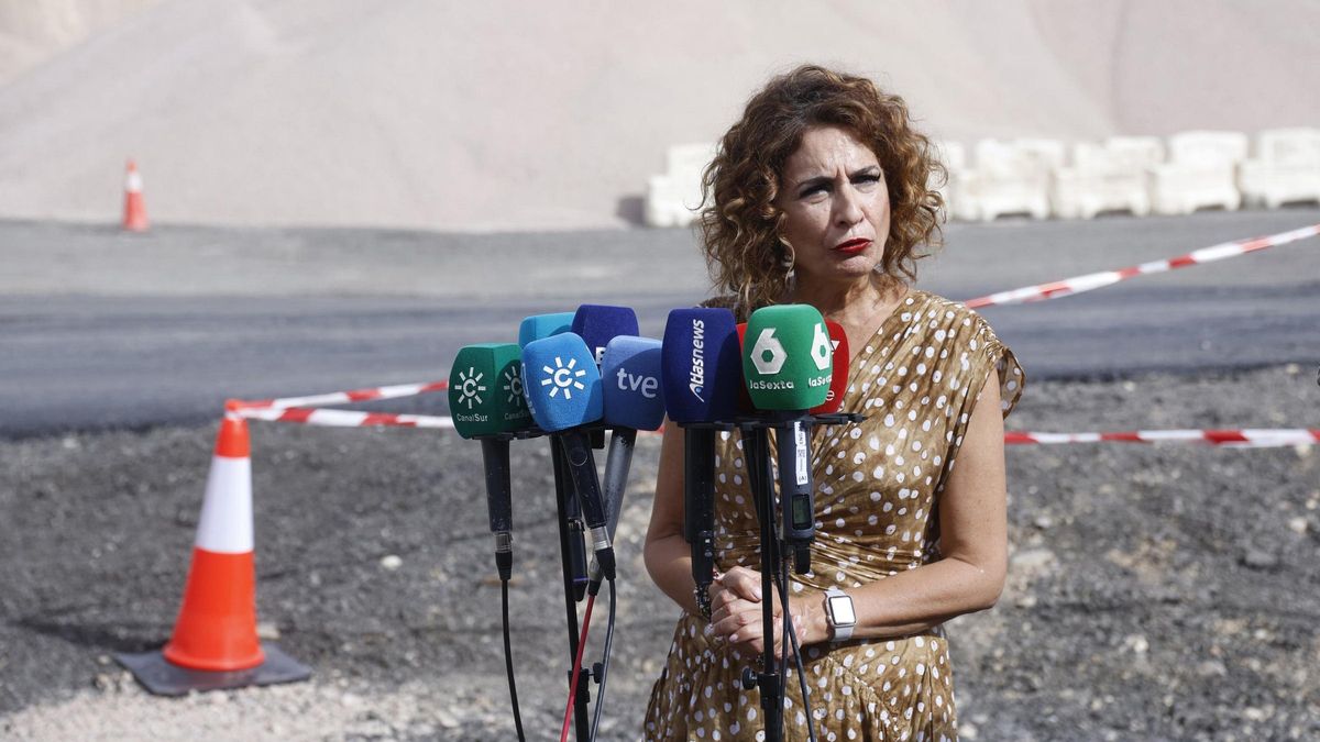 La vicepresidenta primera del Gobierno y ministra de Hacienda, María Jesús Montero, atiende a los medios en Córdoba.