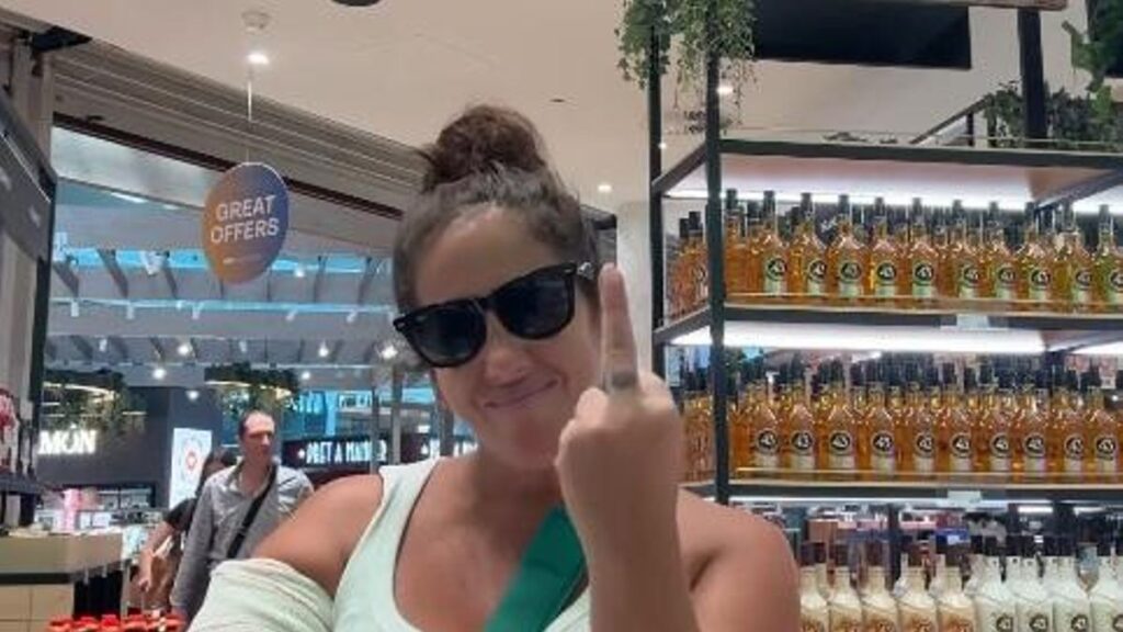 Anabel Pantoja con el brazo escayolado