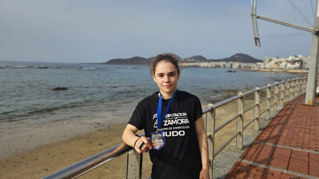 Elena Bahamonde, con su plata, en Canarias
