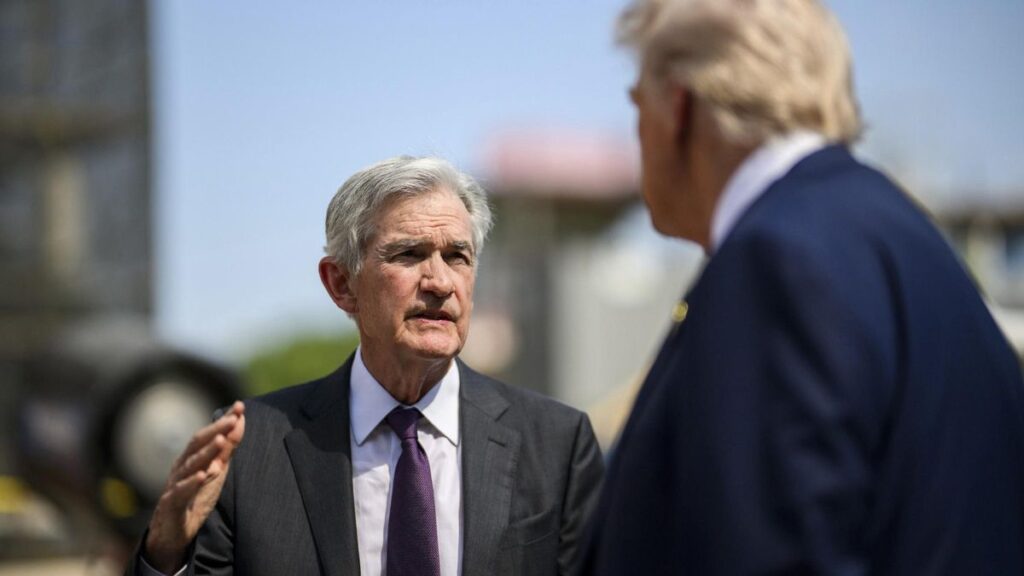 El presidente de la Fed, Jerome Powell, y el de EEUU, Donald Trump, durante la polémica vista a las obras de renovación de la Reserva Federal, en julio.