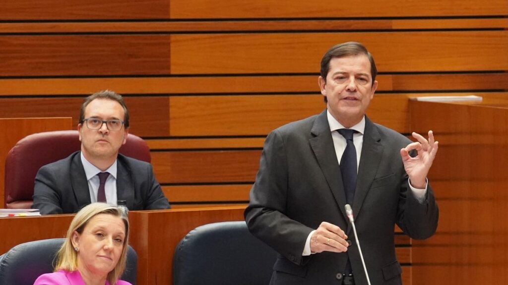 El presidente de la Junta Alfonso Fernández Mañueco, en un pleno de las Cortes regionales.