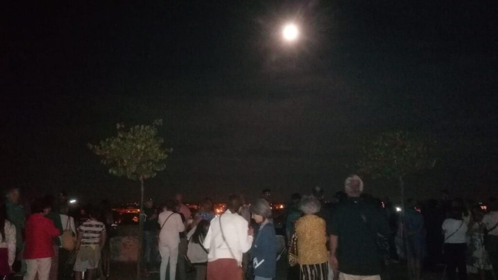 Obaservación de la luna y Saturno en el mirador del Troncoso, organizada por la Agrupación Zamorana de Astronomía.